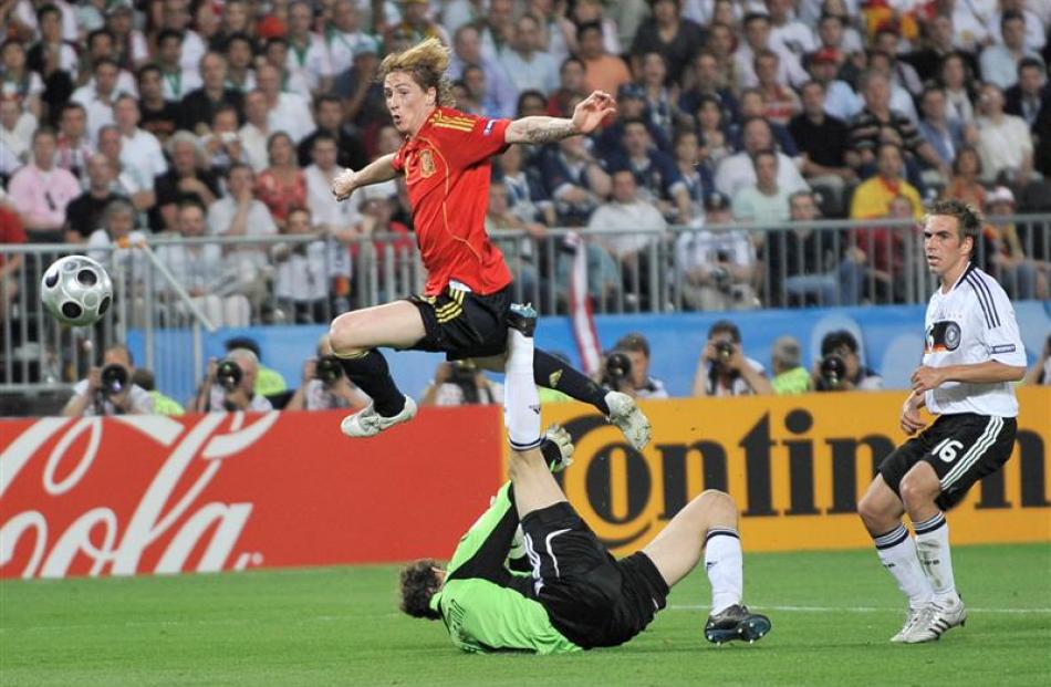 Torres với pha thoát xuống đối mặt Lehmann.