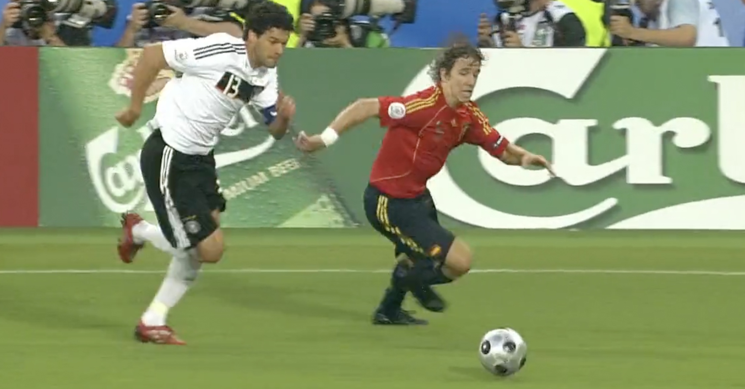 Ballack có pha rê bóng vượt qua Puyol.