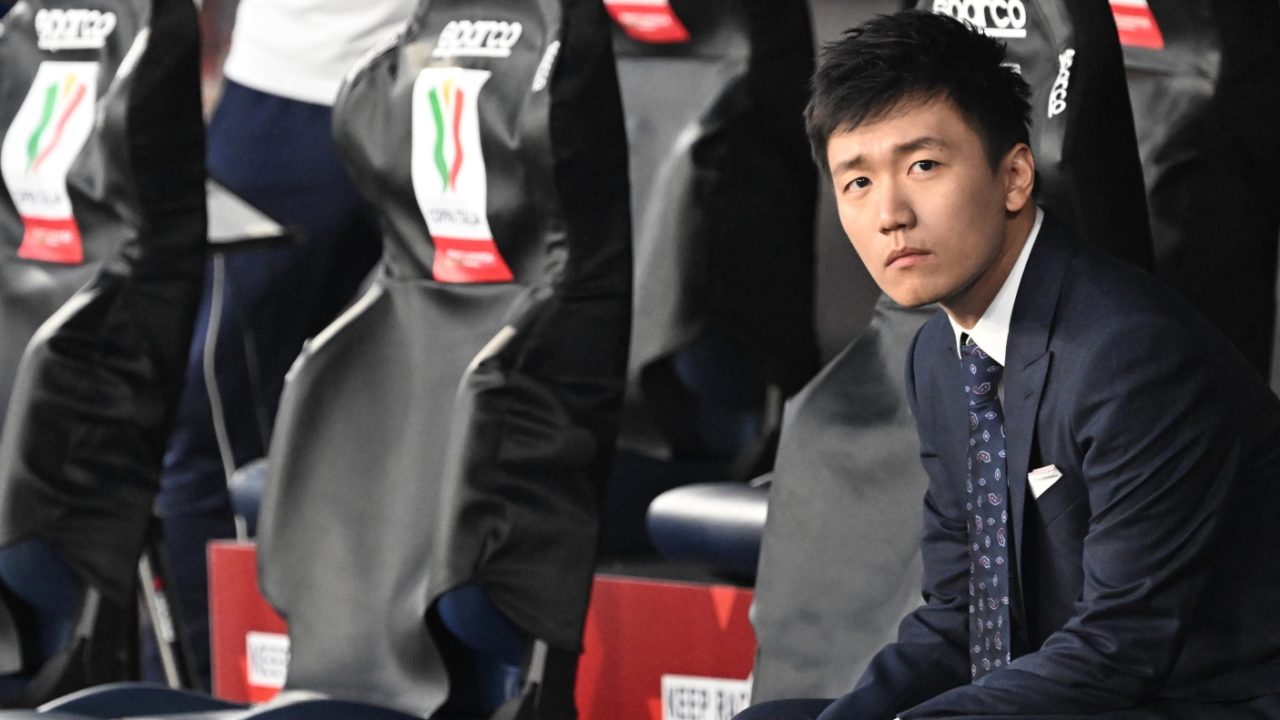 Inter thời Suning phải bán trụ cột để cân bằng tài chính.