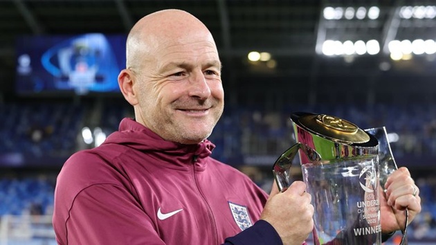 HLV Lee Carsley tạo nên tập thể hùng mạnh