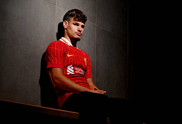 Kerkez đã cập bến Anfield.