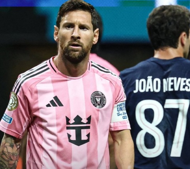 Messi bất lực trước hàng thủ PSG.