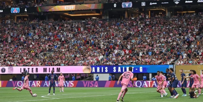 Messi đá phạt.