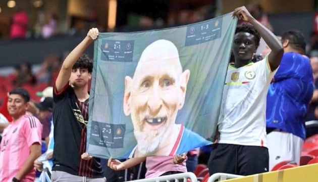 Tấm biểu ngữ chế nhạo Messi.