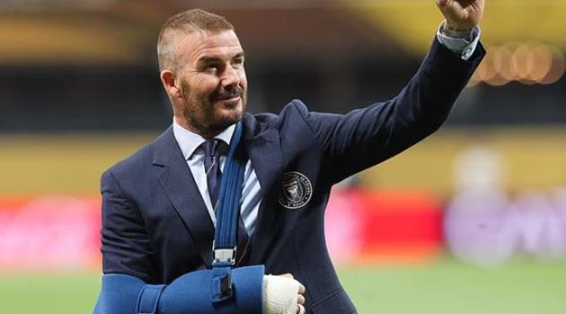 David Beckham xuất hiện với tay bó bột, cổ vũ Inter Miami đấu PSG