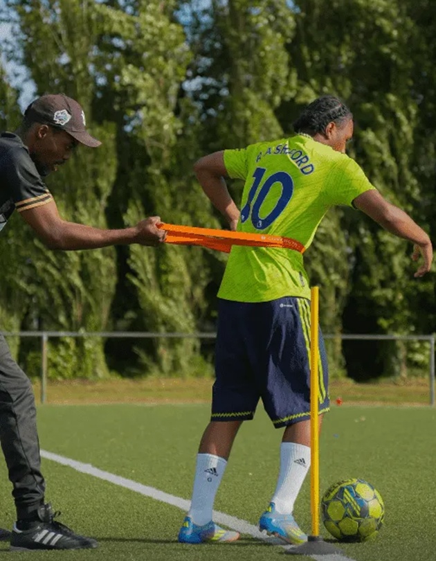 Fofana mặc áo đấu của Rashford.