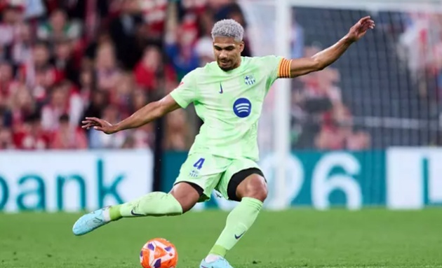 Barca lo mất Araujo khi điều khoản giảm còn 60 triệu