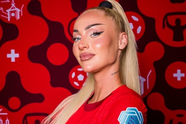 Alisha Lehmann là gương mặt có sức hút lớn ngoài sân cỏ.