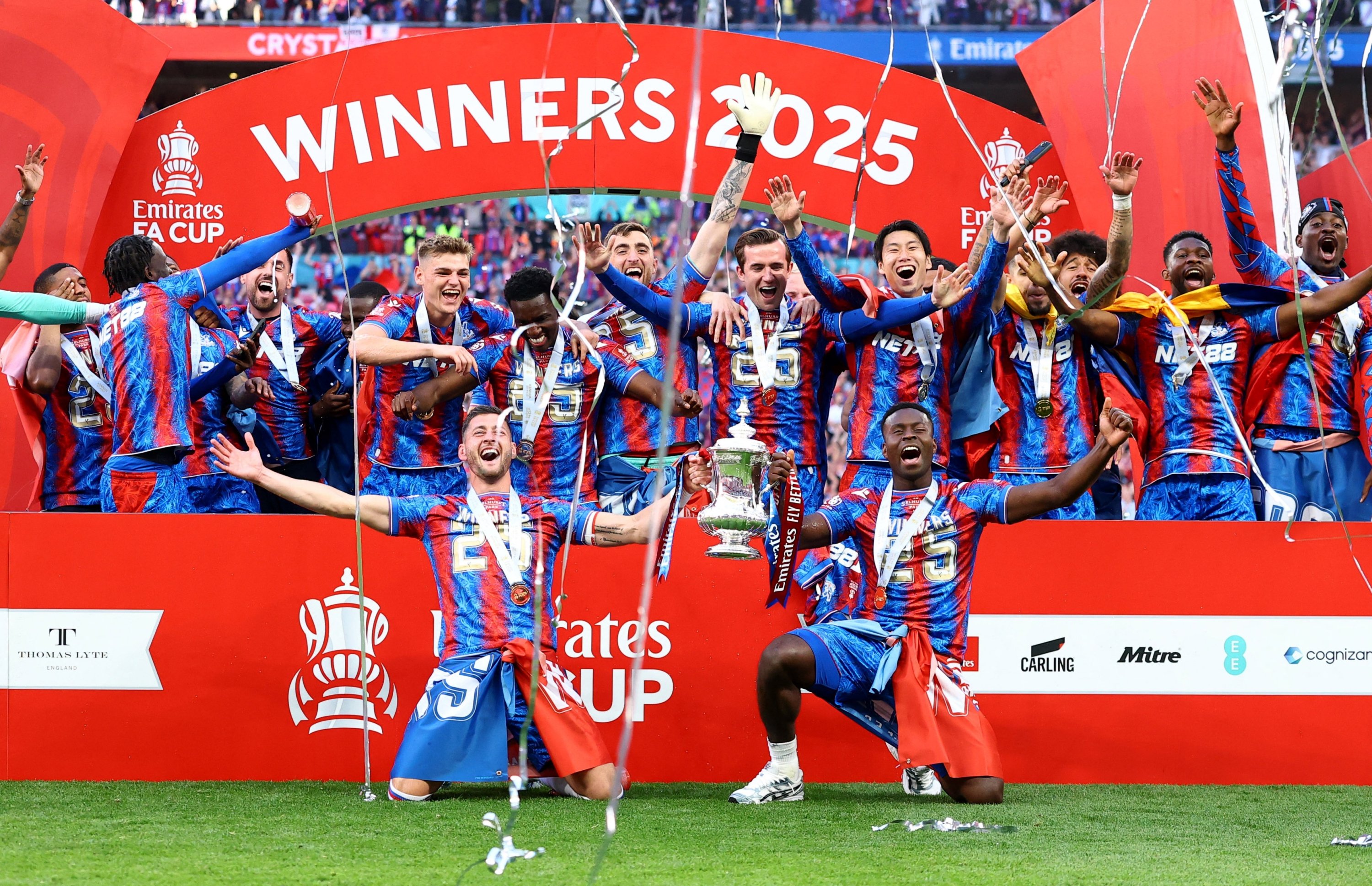 Padrew có thể mỉm cười khi đội bóng cũ đã giành chức vô địch FA Cup ở mùa giải vừa qua.