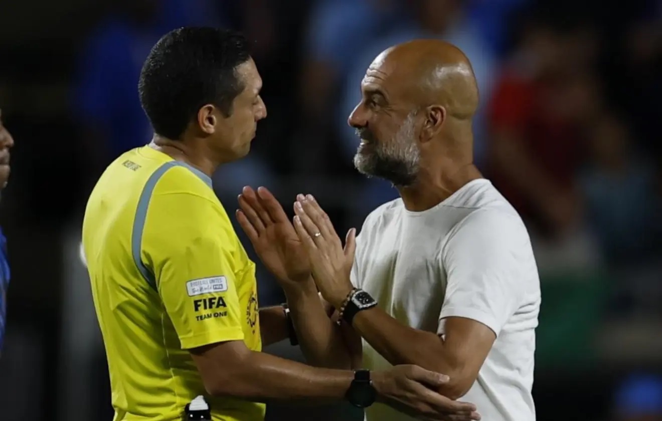 Pep nổi điên, chạy như bay hét vào mặt trọng tài trận Man City - Al Hilal