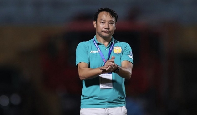 HLV Vũ Hồng Việt trải qua một mùa giải V-League ấn tượng.