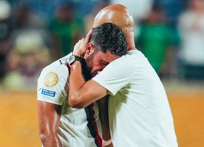 Pep ôm lấy Cherki.