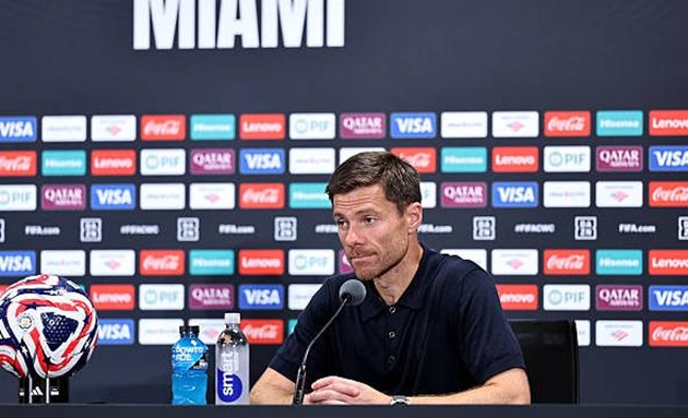 Xabi Alonso né câu hỏi về "cuộc chiến" giữa Garcia và Mbappe