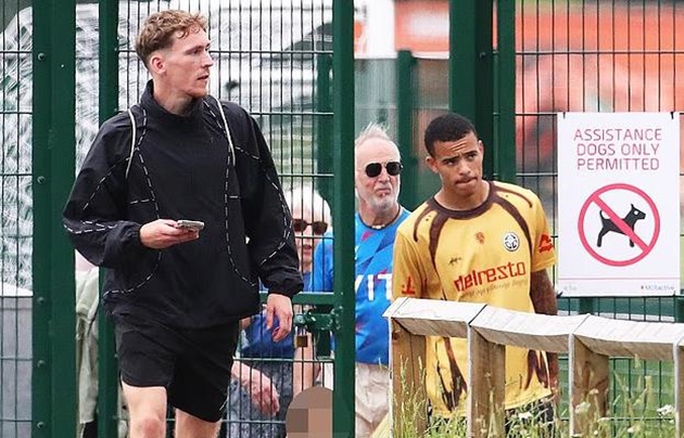 Mason Greenwood tập luyện cùng với James Garner và Kobbie Mainoo.