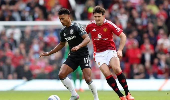 Ollie Watkins được Quỷ đỏ săn đón.