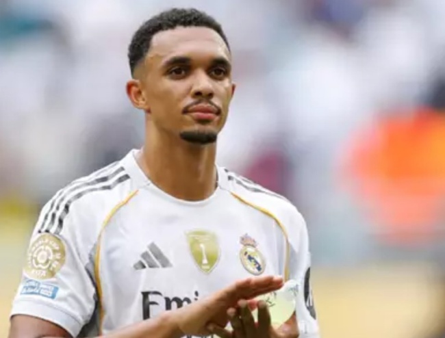 CĐV Real cười nghiêng ngả trước pha "cà khịa" hài hước của Alexander-Arnold