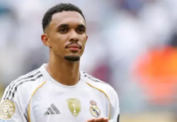 CĐV Real cười nghiêng ngả trước pha "cà khịa" hài hước của Alexander-Arnold