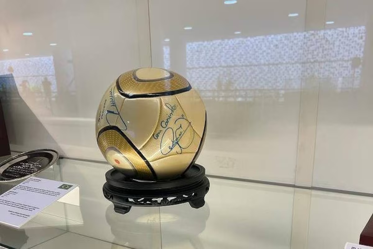 Án tù 17 năm cho kẻ trộm bóng có chữ ký Neymar trong bạo loạn Brazil 2023