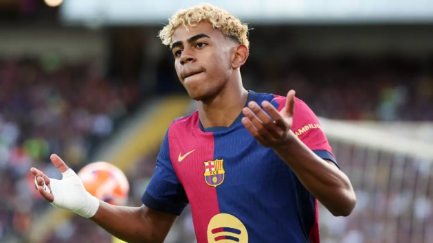 Yamal suýt rời Barcelona, nhưng Xavi kịp ngăn cản