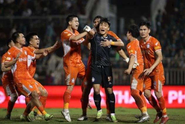 Bùi Tiến Dũng tỏa sáng trong màu áo CLB Đà Nẵng.