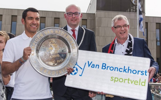 Van Bronckhorst trở lại Premier League, Liverpool không ngại tái cấu trúc