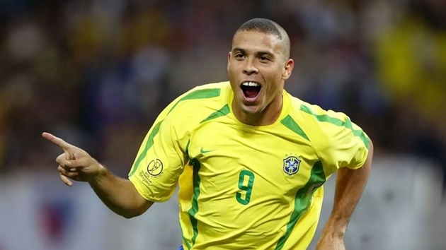 Kiểu tóc của tiền đạo người Brazil năm 2002 khiến dư luận chú ý.