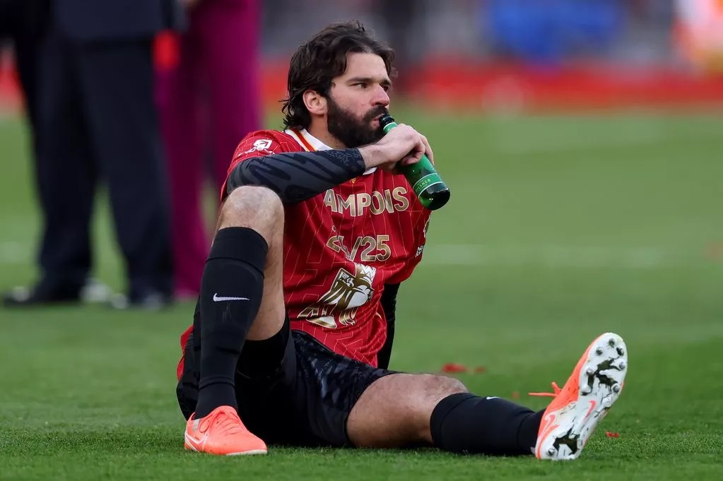 Sóng ngầm ở Anfield: Alisson còn giữ được vị thế số 1?