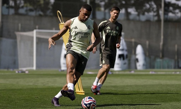 Alonso theo sát Mbappe trong buổi tập ở Real Madrid