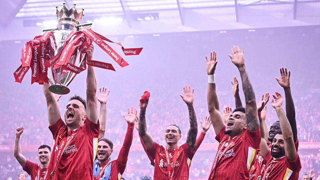 Diogo Jota vừa nâng cao chiếc cup EPL cùng Liverpool.