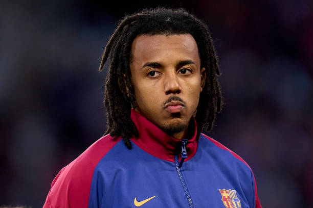 Barca không thể phó mặc cho một mình Kounde.