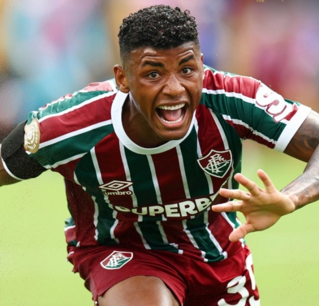 Hercules ghi bàn ấn định chiến thắng 2-1 cho Fluminense.