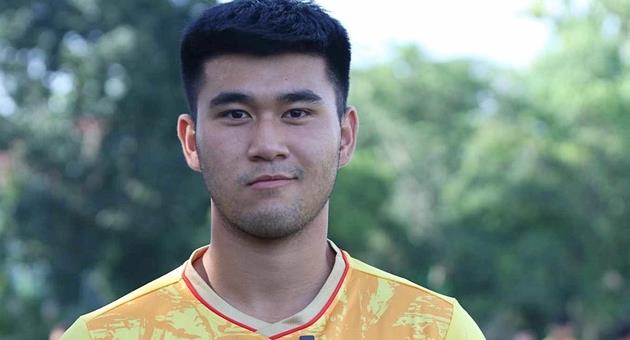 Thái Bá Đạt ngất xỉu trên sân, sức khỏe tạm ổn