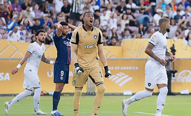 Thủ môn Botafogo gây ấn tượng, MU trở lại bàn đàm phán