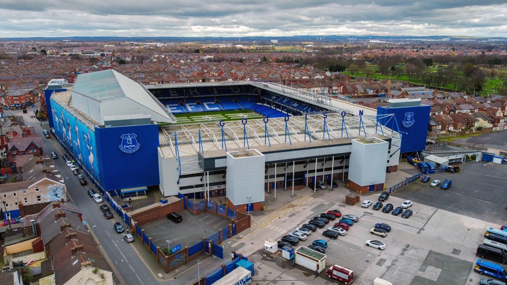 Khung cảnh bên ngoài sân Goodison Park.