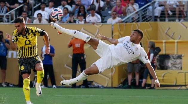 Mbappe ghi siêu phẩm vào lưới Dortmund.