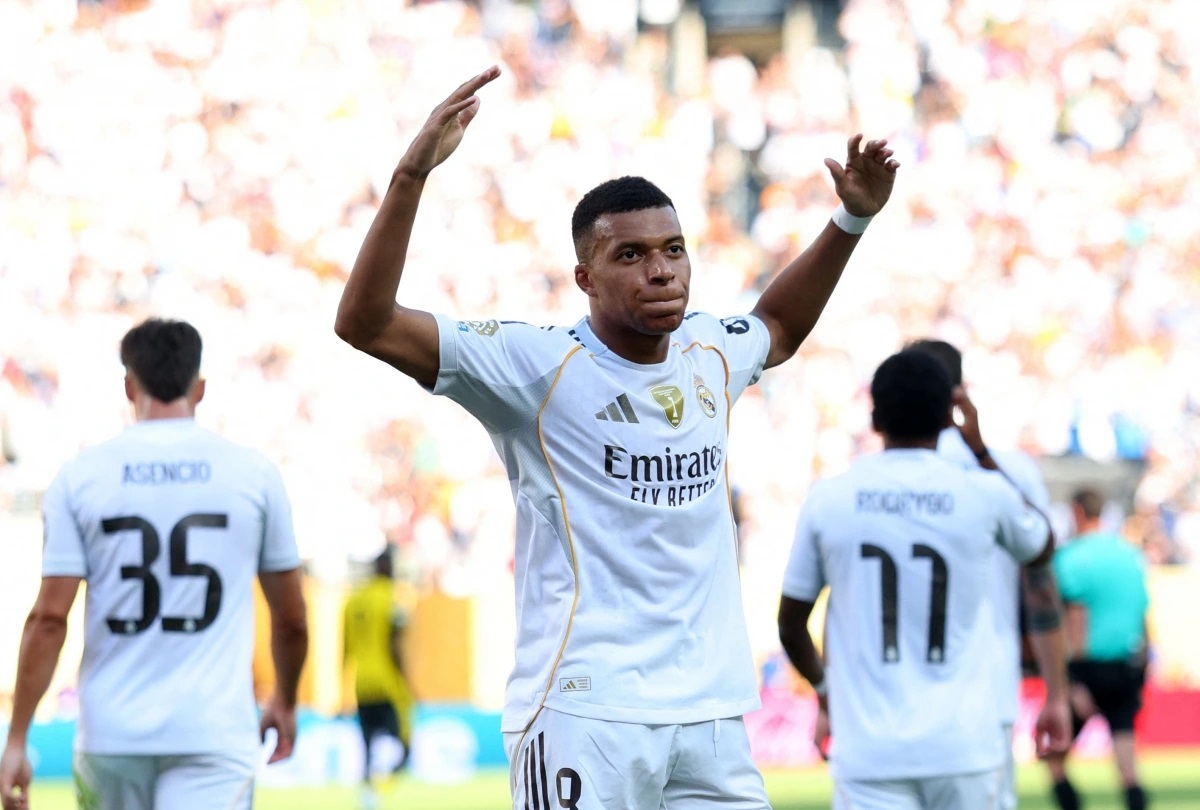 Mbappe vừa tạo siêu phẩm.