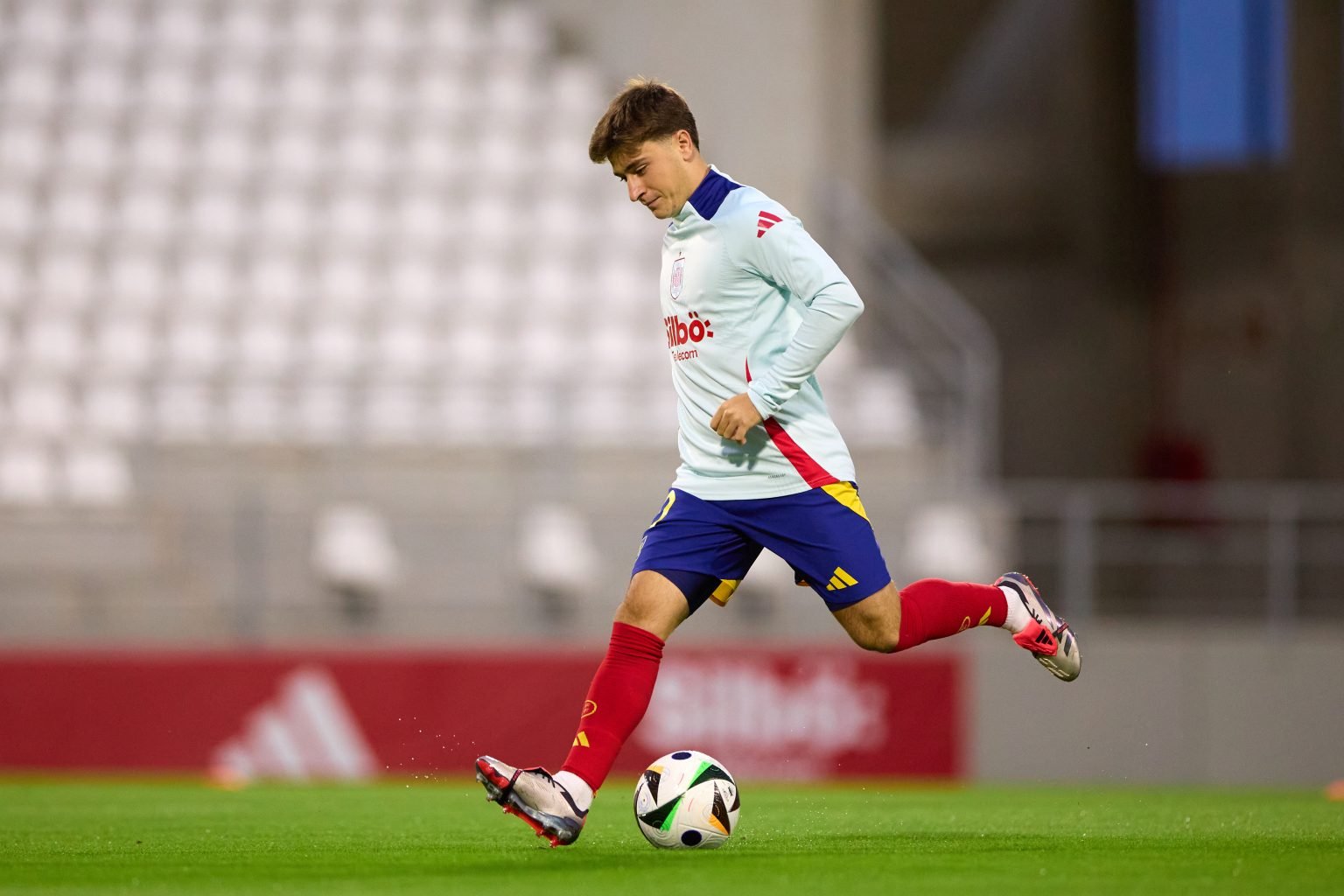 Torre trên đường rời Camp Nou.