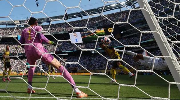 Mbappe ghi siêu phẩm.