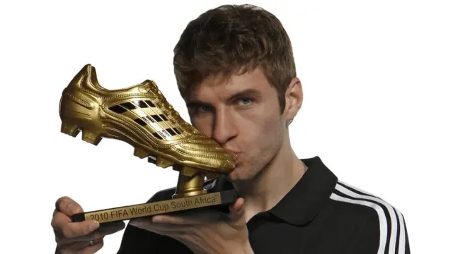 Muller cùng chiếc giày vàng World Cup 2010 trên tay.