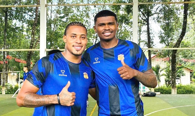 Gabriel Conceicao (trái) và tiền vệ Khevin Fraga giúp tăng chất Brazil cho HAGL.