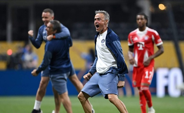 HLV Enrique ăn mừng cảm xúc sau khi đánh bại Bayern Munich.