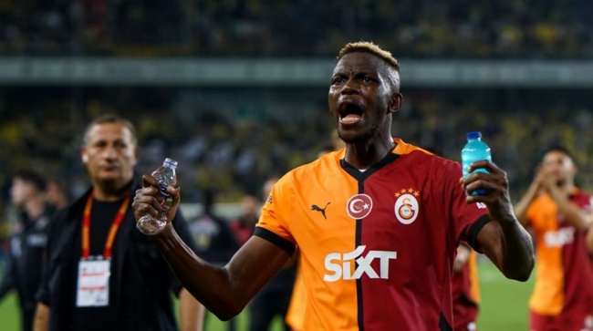 Galatasaray theo đuổi Osimhen.