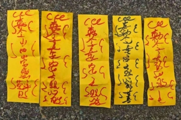 Lá bùa do CLB Changchun Xidu dán lên phòng thay đồ của đối thủ Shanxi Chongde Ronghai.