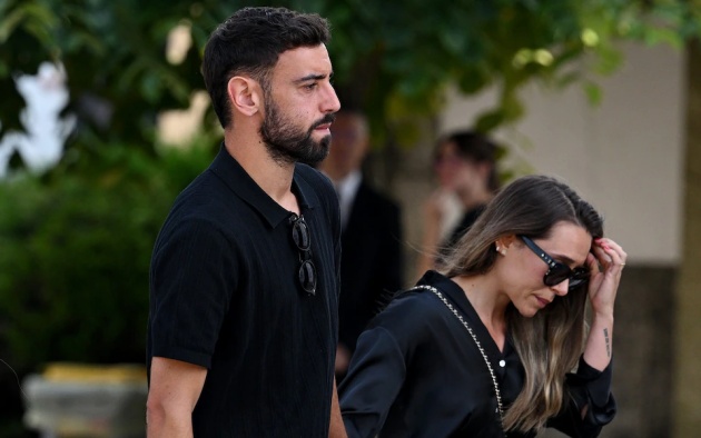 Bruno Fernandes có mặt để bày tỏ lòng thành kính.
