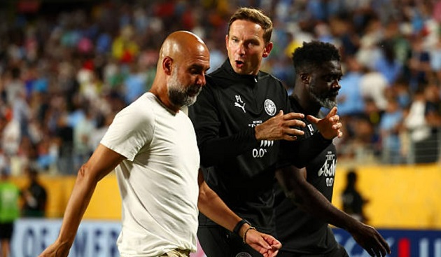 Pep Lijnders và Kolo Toure là những trợ lý đắc lực cho Pep ở mùa giải này.