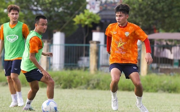 Hồng Lĩnh Hà Tĩnh đôn 9 cầu thủ trẻ lên đội 1 tập luyện chuẩn bị V.League