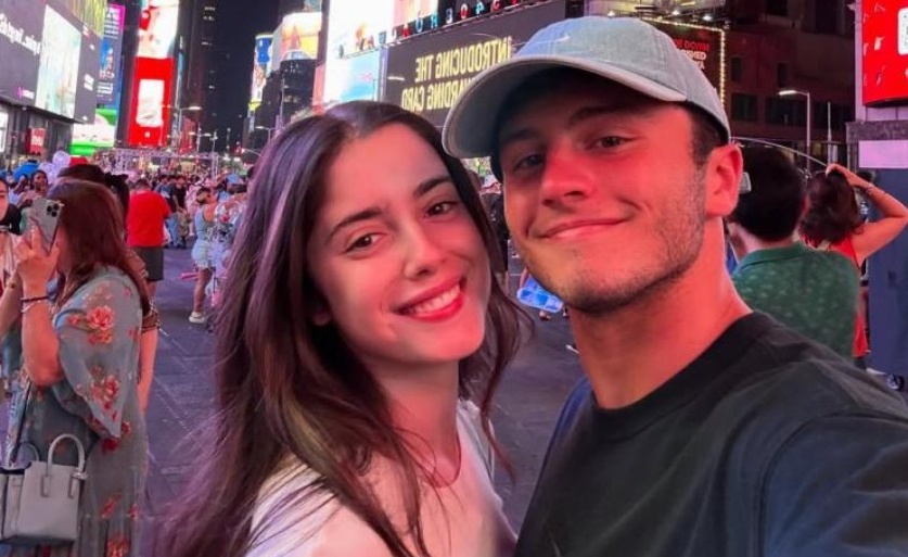Joao Neves dạo bước ở Times Square.