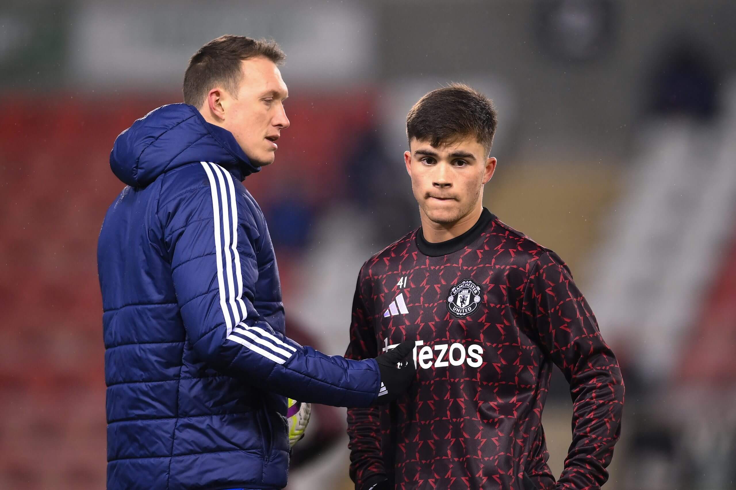 Phil Jones và cầu thủ trẻ Harry Amass