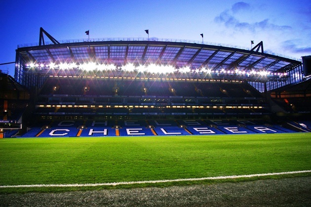 Khán đài phía Tây (West Stand) của Stamford Bridge.