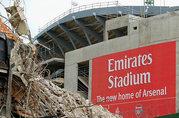 Emirates khi đang được thi công trên khu đất Ashburton Grove.